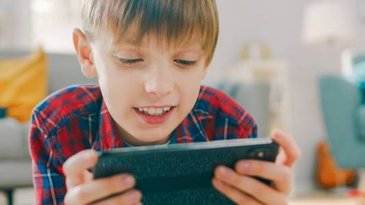 《小孩玩电子游戏好不好》-12岁男孩每天都想玩十几分钟手机游戏，该不该让玩呢？还是比较节制的，打卡十几分钟？