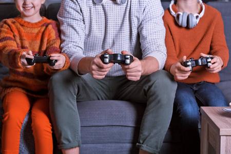《适合和孩子一起玩的电子游戏有哪些》-四十岁的父亲想玩电子游戏，有哪些推荐？